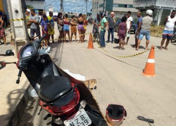 Mãe e filha morrem ao colidir moto em poste durante perseguição a assaltante em Feira de Santana