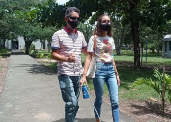 Deficiente visual há 35 anos, pai acompanha e ensina filha a pegar o transporte para a universidade