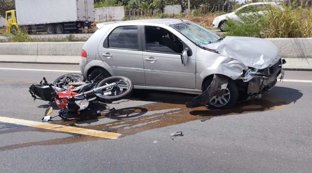 Duas pessoas morrem após batida entre carro e moto na BR-116/Norte
