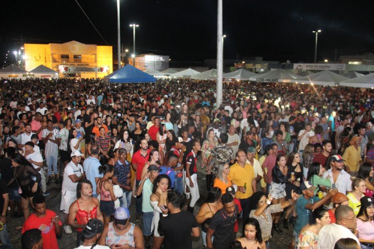 São Domingos I – Banda Magníficos atrai grande multidão no encerramento da Festa dos Vaqueiros e Fazendeiros