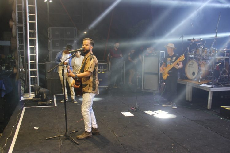 São Domingos I – Banda Magníficos atrai grande multidão no encerramento da Festa dos Vaqueiros e Fazendeiros