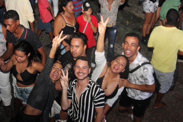 São Domingos I – Banda Magníficos atrai grande multidão no encerramento da Festa dos Vaqueiros e Fazendeiros