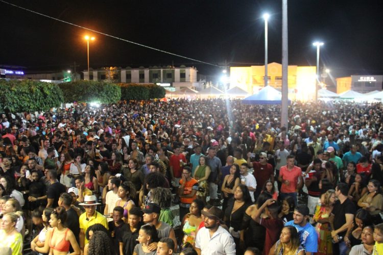 São Domingos I – Banda Magníficos atrai grande multidão no encerramento da Festa dos Vaqueiros e Fazendeiros