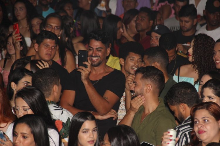 São Domingos I – Banda Magníficos atrai grande multidão no encerramento da Festa dos Vaqueiros e Fazendeiros