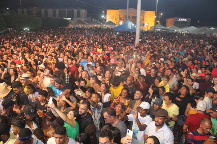 São Domingos I – Banda Magníficos atrai grande multidão no encerramento da Festa dos Vaqueiros e Fazendeiros
