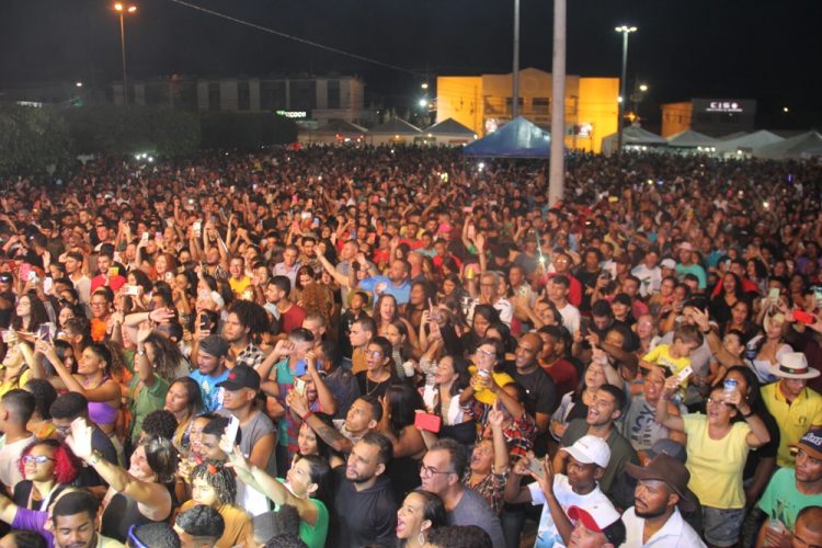 São Domingos I – Banda Magníficos atrai grande multidão no encerramento da Festa dos Vaqueiros e Fazendeiros