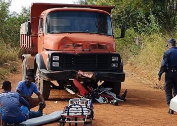 Motociclista sofre fratura nas duas pernas ao colidir com caçamba