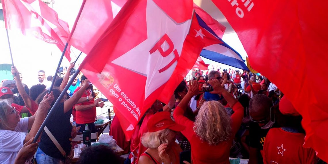 Militância do PT acompanha lançamento da pré-candidatura de Lula em Salvador e no interior