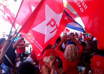 Militância do PT acompanha lançamento da pré-candidatura de Lula em Salvador e no interior