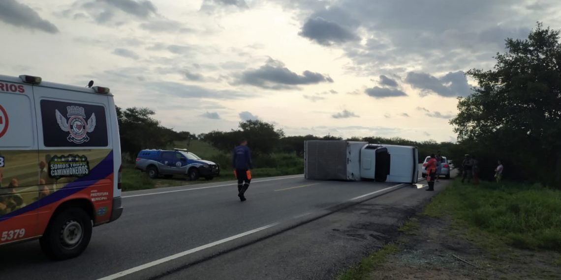 Caminhão de Coité carregado de beijú tomba na BR 324; motorista teve ferimentos leves