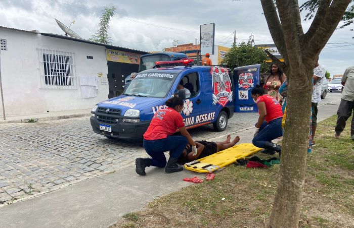 Águia Resgate socorre mulher após cair de caminhão em movimento