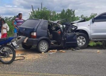 Colisão envolvendo Uno e Hilux deixa cinco mortos e dois feridos na BA 220