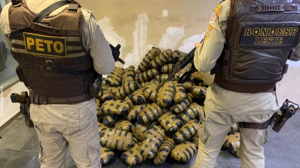 Veículo com casal é interceptado com 150 kg de maconha em Feira de Santana