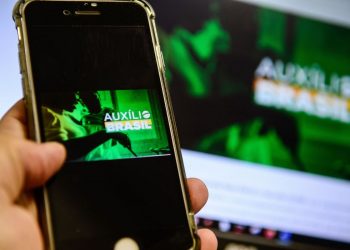 Presidente sanciona MP que torna Auxílio Brasil de R$ 400 permanente