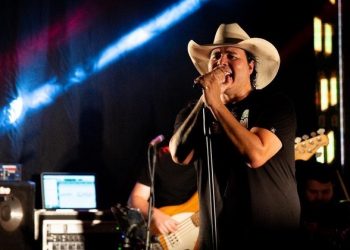 Cantor sertanejo Aleksandro, de dupla com Conrado, morre em acidente de ônibus