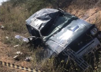 Carro com 8 pessoas capota e 3 morrem na BA-156