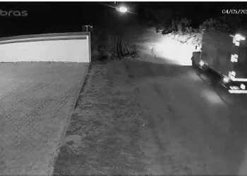 Câmera de segurança mostra exato momento do acidente que deixou uma mulher morta e outra ferida em Juazeirinho