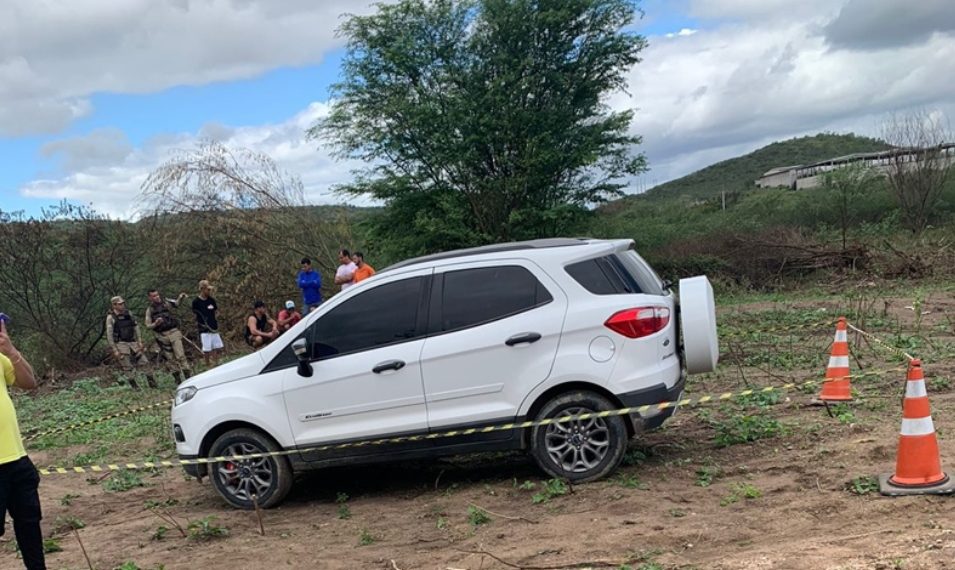 Empresária do ramo de jóias de Ipirá é encontrada sem vida dentro de carro em terreno baldio