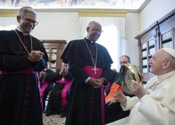 Bispo de Feira de Santana entrega ao Papa Francisco pandeiro confeccionado por comunidade Quilombola