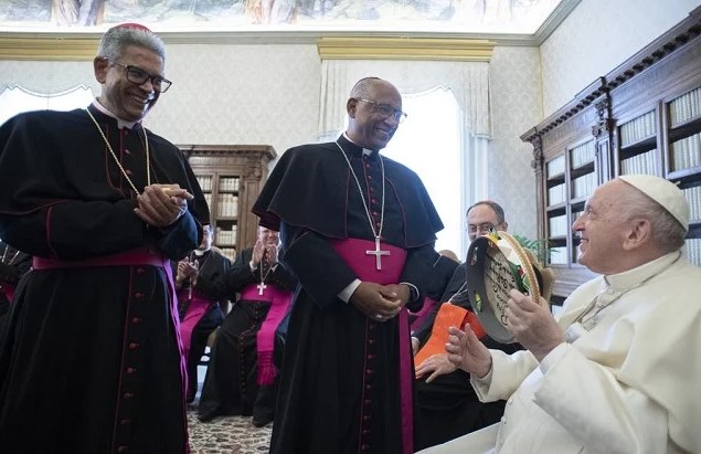 Bispo de Feira de Santana entrega ao Papa Francisco pandeiro confeccionado por comunidade Quilombola