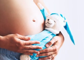 Mais de 1,5 mil adolescentes menores de 14 anos se tornaram mães no Estado em 2021