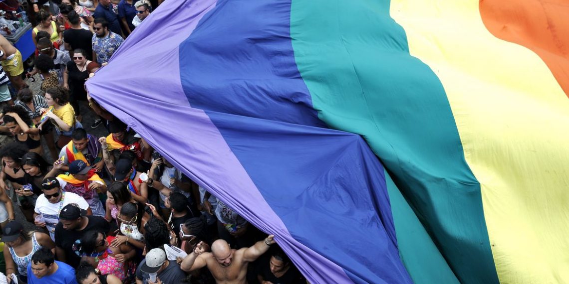 IBGE divulga 1º levantamento sobre homossexuais e bissexuais no País