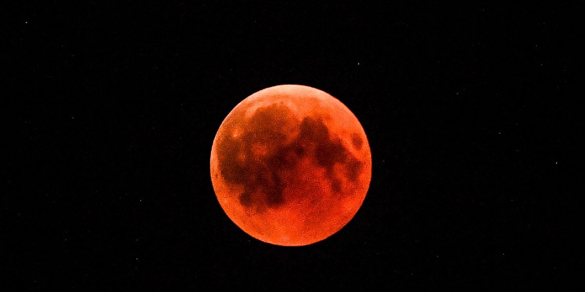 Lua de Sangue triplamente especial será visível hoje de todo o Brasil