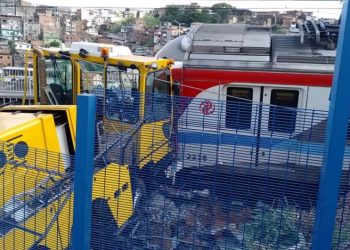 Salvador – Trens do metrô descarrilam e tombam após um deles bater em caminhão de serviço