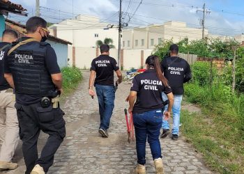 Polícia prende mãe que matou filho autista de 5 anos com veneno