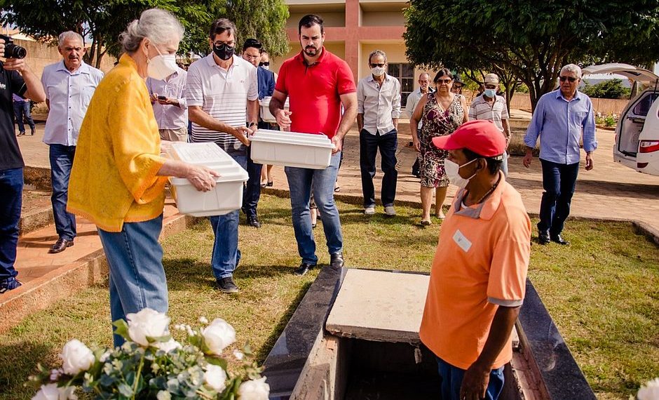 Restos mortais de Waldick Soriano são enterrados em Caetité: ‘Emocionante’