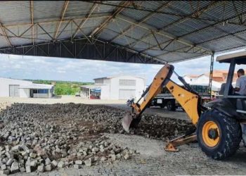 Prefeitura de Retirolândia remove paralelepípedos para colocar concreto liso no centro de abastecimento
