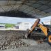 Prefeitura de Retirolândia remove paralelepípedos para colocar concreto liso no centro de abastecimento