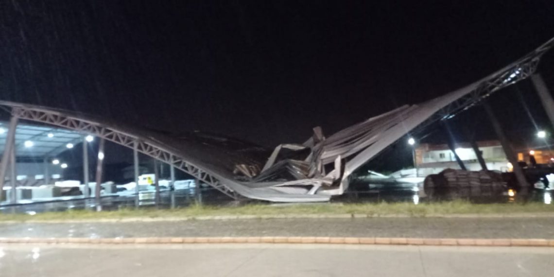 Forte temporal derruba um pavilhão anexo do centro de abastecimento e muro de colégio em Santaluz
