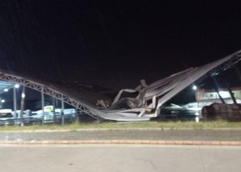 Forte temporal derruba um pavilhão anexo do centro de abastecimento e muro de colégio em Santaluz