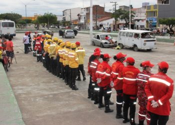 Equipes de bombeiros civis e socorristas voluntários participam de simulado de acidente envolvendo vários veículos dezenas de pessoas