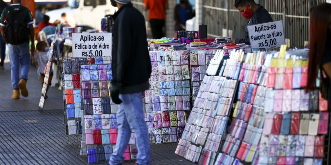 Rendimento dos brasileiros é o menor desde 2012, aponta IBGE