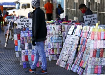 Rendimento dos brasileiros é o menor desde 2012, aponta IBGE