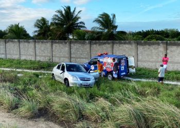 Águia Resgate presta socorro a motorista que perdeu controle do carro e saiu da pista