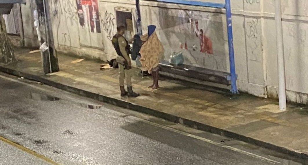 PM doa agasalho a mulher em situação de rua em Salvador