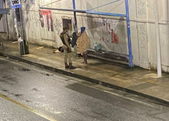 PM doa agasalho a mulher em situação de rua em Salvador