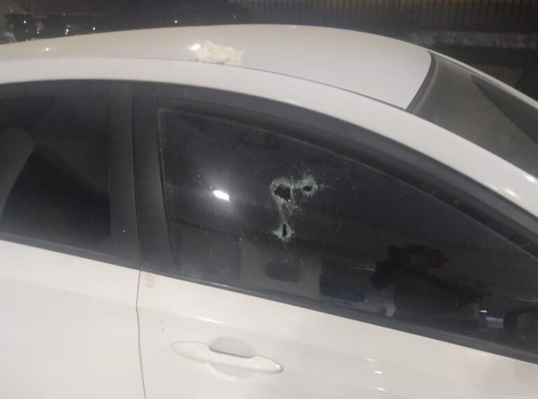 Homem é morto a tiros dentro de carro no distrito Caldas do Jorro