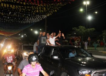 ACM Neto participa de grande carreata em Riachão antes de encerrar o primeiro dia de atividades na região