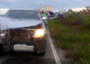 Acidente envolvendo Hilux e Palio deixa três feridos na BR 324