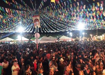 Coité – Mesmo sem atrações de peso, população lota parque de exposições na abertura do Circuito Gonzagão