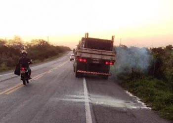 Vídeo – Brigada Anjos Jacuipenses age rápido mais uma vez e impede incêndio em carreta na BR 324