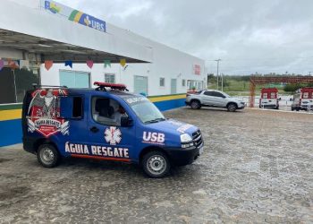 Com duas ambulâncias do SAMU estacionadas, Águia Resgate é acionada para transportar paciente