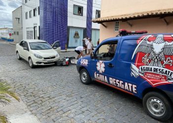 Mulher fica ferida após moto que pilotava ser atingida por carro