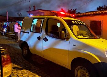 Homem é morto na presença da mulher após ter casa invadida