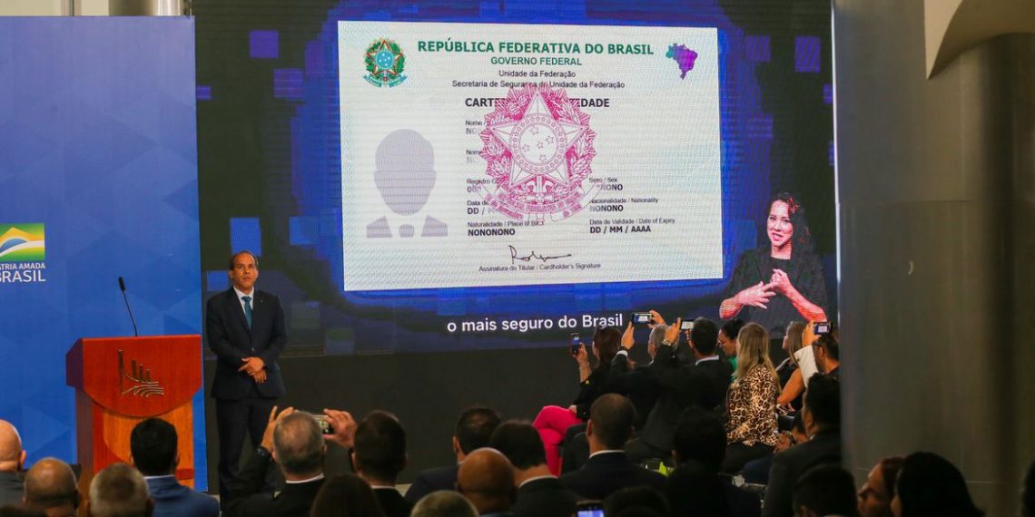Governo entrega primeiras carteiras de identidade nacional