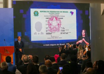 Governo entrega primeiras carteiras de identidade nacional
